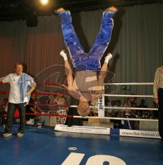 Kickboxen - Gala - Abschiedskampf Jens Lintow - EM Johannes Wolf gegen Nabil MAJOUBI jubelt und macht einen Rückwärtssalto aus dem Stand im Ring