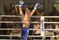 Kickboxen - Gala - Abschiedskampf Jens Lintow - EM Johannes Wolf gegen Nabil MAJOUBI gewinnt durch Abbruch und feiert mit den Zuschauern