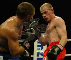 Kick-Box-Meisterschaft - rechts Viktor Hofmann - Internationale Deutsche Meisterschaft bis 72 KG gegen Julien Pinel