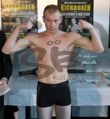 Off. Wiegen zur Kickbox WM 21.03.09 Saturn Arena - Viktor Hoffmann auf der Waage 69 Kilo