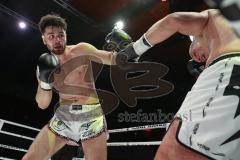 Gladiator Fightnight 3 - K1 Kickboxen - Weltmeisterschaft, Männer bis 83 kg, Avdili Burhan (Ingolstadt, weiß-orange Hose) gegen David Meduna (Tschechien, weiße Hose), Sieger KO 4. Runde Burhan Avdili