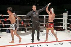 Gladiator Fightnight 3 - K1 Kickboxen - Deutsche Meisterschaft, Männer bis 67 kg, Chriss Vass (Ingolstadt, rote Hose) gegen Ali Nazari (Lauingen, weisse Hose), Sieger Vass nach Punkten 2:1, Jubel