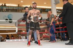 Kickboxen - K1 - Plaza Fights - Europameisterschaft K1 bis 59 KG, Jan Szajko (Ingolstadt schwarze Hose), Gegner Totts Tarik (Genua, rote Hose). Sieg nach Punkten für Szaiko, zieht den Gürtel an ISKA