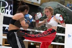 Kickboxen - K1 - Plaza Fights - VK International Deutsche Pro AM Damen bis 56 KG - Carolin Lasota (Ingolstadt, rote Hose) gegen Melissa Baldini (Genua, schwarze Hose)