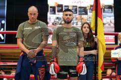 Kickboxen - K1 - Plaza Fights - Europameisterschaft K1 bis 59 KG, Jan Szajko (Ingolstadt) vor dem Kampf Nationalhymne, links Trainer Jens Lintow