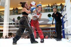 Kickboxen - K1 - Plaza Fights - VK International Deutsche Pro AM Damen bis 56 KG - Carolin Lasota (Ingolstadt, rote Hose) gegen Melissa Baldini (Genua, schwarze Hose)