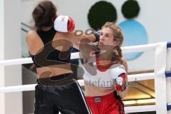 Kickboxen - K1 - Plaza Fights - VK International Deutsche Pro AM Damen bis 56 KG - Carolin Lasota (Ingolstadt, rote Hose) gegen Melissa Baldini (Genua, schwarze Hose)