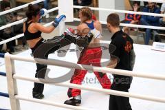 Kickboxen - K1 - Plaza Fights - VK International Deutsche Pro AM Damen bis 56 KG - Carolin Lasota (Ingolstadt, rote Hose) gegen Melissa Baldini (Genua, schwarze Hose)