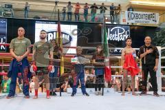 Kickboxen - K1 - Plaza Fights - Europameisterschaft K1 bis 59 KG, Jan Szajko (Ingolstadt) vor dem Kampf Nationalhymne, links Trainer Jens Lintow, rechts Totts Tarik (Genua),