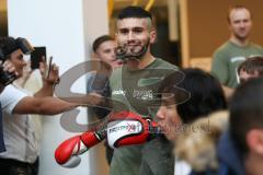 Kickboxen - K1 - Plaza Fights - Europameisterschaft K1 Jan Szajko (Ingolstadt Kickboxtempel) vor dem Kampf mit Totts Tarik (Genua), Einmarsch mit Kindern