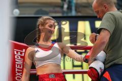 Kickboxen - K1 - Plaza Fights - VK International Deutsche Pro AM Damen bis 56 KG - Carolin Lasota (Ingolstadt) gegen Melissa Baldini (Genua) vor dem Kampf mit Trainer Jens Lintow