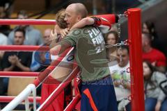 Kickboxen - K1 - Plaza Fights - VK International Deutsche Pro AM Damen bis 56 KG - Carolin Lasota (Ingolstadt, rote Hose) gegen Melissa Baldini (Genua, schwarze Hose), Kampf ist aus Freude Jubel mit Trainer Jens Lintow