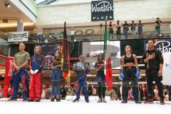 Kickboxen - K1 - Plaza Fights - VK International Deutsche Pro AM Damen bis 56 KG - Carolin Lasota (Ingolstadt) links mit Trainer Jens Lintow gegen Melissa Baldini (Genua) vor dem Kampf, Nationalhymne