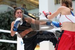 Kickboxen - K1 - Plaza Fights - VK International Deutsche Pro AM Damen bis 56 KG - Carolin Lasota (Ingolstadt, rote Hose) gegen Melissa Baldini (Genua, schwarze Hose)