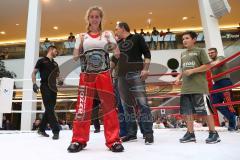 Kickboxen - K1 - Plaza Fights - VK International Deutsche Pro AM Damen bis 56 KG - Carolin Lasota (Ingolstadt, rote Hose) gegen Melissa Baldini (Genua, schwarze Hose), Sieg Lasota nach Punkten mit Gürtel