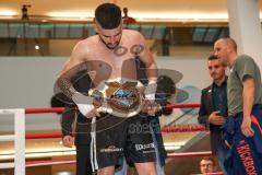 Kickboxen - K1 - Plaza Fights - Europameisterschaft K1 bis 59 KG, Jan Szajko (Ingolstadt schwarze Hose), Gegner Totts Tarik (Genua, rote Hose). Sieg nach Punkten für Szaiko, zieht den Gürtel an ISKA