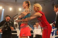 Kickboxen - Weltmeisterschaft WKU - Dr. Christine Theiss (München) - Cathy Le-Mee (F). Sieg durch technischen K.O. in der 5. Runde für Theiss - Jubel mit Eva Habermann