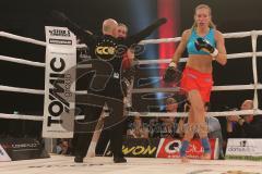 Kickboxen - Weltmeisterschaft WKU - Dr. Christine Theiss (München) - Cathy Le-Mee (F). Sieg durch technischen K.O. in der 5. Runde für Theiss - Der Ringrichter stoppt den ungleichen Kampf