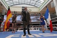 Kickboxen - Weltmeisterschaft - ISKA - Johannes Wolf gegen Marvin Falk (F) - Moderator Pierre Geisensetter im Westpark vor der Nationalhymne