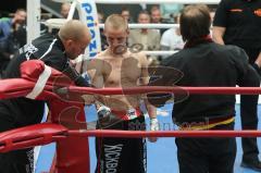 Kickboxen - Weltmeisterschaft - ISKA - Johannes Wolf gegen Marvin Falk (F) - Trainer und Veranstalter Jens Lintow zieht Johannes Wolf die Handschuhe an, rechts Co-Trainer aus Erding Peter Lutzny