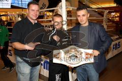 Offizielles Wiegen - Kickbox WM - Von li - re Tobias Gerold Moderator und Ringsprecher - Johannes Wolf - Davud Sidal ISKA Präsident - Foto: Jürgen Meyer