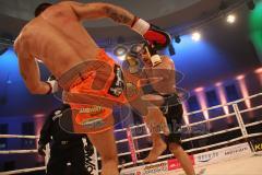 Kickboxen - Thaiboxen - Stekos Fight Night - WKU Weltmeisterschaft (5 x 3 min.) Thaiboxen K1 - 76 kg - Dardan Morina (GER) vs. Michal Halada (SVK) - Dardan Morina im Angriff trifft mit voller Wucht