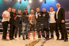 Kickboxen - Thaiboxen - Stekos Fight Night - WKU Weltmeisterschaft (5 x 3 min.) Thaiboxen K1 - 76 kg - Dardan Morina (GER) vs. Michal Halada (SVK) - Dardan Morina siegt durch KO in der zweiten Runde - Gruppenfoto mit Trainer Mladen und Offiziellen