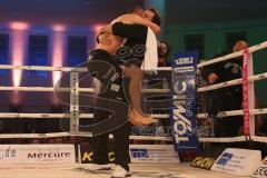 Kickboxen - Thaiboxen - Stekos Fight Night - WKU Weltmeisterschaft (5 x 3 min.) Thaiboxen K1 - 76 kg - Dardan Morina (GER) vs. Michal Halada (SVK) - Dardan Morina siegt durch KO in der zweiten Runde Jubel mit Trainer Mladen Steko