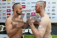 Stekos Fight Night 2016 in Ingolstadt - offizielles Wiegen - Hauptkampf - Thaiboxen K1 - David Dardan Morina (GER) und rechts Herausforderer Sean Campbell (SCO)