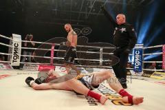 Steko´s Fight Night - ran Boxen - Hauptkampf - WKU Weltmeisterschaft Thaiboxen K1 bis 76 kg - Titelverteidiger David Dardan Morina (Ingolstadt) gegen Sean Campbell (Schottland), Nach zwei harten Linkstreffern wird der Schotte ausgezählt. KO in der 1. Rund