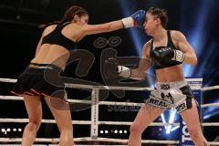 Steko´s Fight Night - ran Boxen - WKU Weltmeisterschaft Kickboxen Lowkick bis 62,5 kg - Titelverteidigerin Marie Lang (München) gegen Elna Nielsson (Schweden) weiss-schwarze Hose