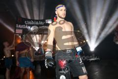 Steko´s Fight Night - ran Boxen - Hauptkampf - WKU Weltmeisterschaft Thaiboxen K1 bis 76 kg - Titelverteidiger David Dardan Morina (Ingolstadt) gegen Sean Campbell (Schottland) - Einmarsch des Weltmeisters