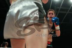 Steko´s Fight Night - ran Boxen - WKU Weltmeisterschaft Kickboxen Lowkick bis 62,5 kg - Titelverteidigerin Marie Lang (München) gegen Elna Nielsson (Schweden) weiss-schwarze Hose