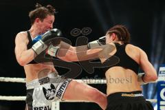 Steko´s Fight Night - ran Boxen - WKU Weltmeisterschaft Kickboxen Lowkick bis 62,5 kg - Titelverteidigerin Marie Lang (München) gegen Elna Nielsson (Schweden) weiss-schwarze Hose