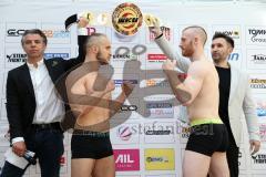 Stekos Fight Night 2016 in Ingolstadt - offizielles Wiegen - Hauptkampf - Thaiboxen K1 - David Dardan Morina (GER) und rechts Herausforderer Sean Campbell (SCO)