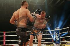 Steko´s Fight Night - ran Boxen - Hauptkampf - WKU Weltmeisterschaft Thaiboxen K1 bis 76 kg - Titelverteidiger David Dardan Morina (Ingolstadt) gegen Sean Campbell (Schottland) rechts