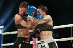 Steko´s Fight Night - ran Boxen - WKU Weltmeisterschaft Kickboxen Lowkick bis 62,5 kg - Titelverteidigerin Marie Lang (München) gegen Elna Nielsson (Schweden) weiss-schwarze Hose