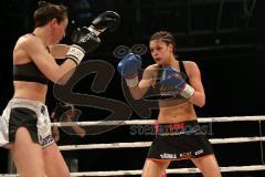 Steko´s Fight Night - ran Boxen - WKU Weltmeisterschaft Kickboxen Lowkick bis 62,5 kg - Titelverteidigerin Marie Lang (München) gegen Elna Nielsson (Schweden) weiss-schwarze Hose