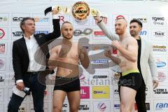 Stekos Fight Night 2016 in Ingolstadt - offizielles Wiegen - Hauptkampf - Thaiboxen K1 - David Dardan Morina (GER) und rechts Herausforderer Sean Campbell (SCO)