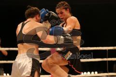 Steko´s Fight Night - ran Boxen - WKU Weltmeisterschaft Kickboxen Lowkick bis 62,5 kg - Titelverteidigerin Marie Lang (München) gegen Elna Nielsson (Schweden) weiss-schwarze Hose