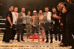 Steko´s Fight Night - ran Boxen - Hauptkampf - WKU Weltmeisterschaft Thaiboxen K1 bis 76 kg - Titelverteidiger David Dardan Morina (Ingolstadt) gegen Sean Campbell (Schottland), KO-Sieg in der 1. Runde. Gruppenfoto mit Moderatorin Funda Vanroy und Trainer