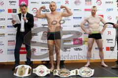 Stekos Fight Night 2016 in Ingolstadt - offizielles Wiegen - Hauptkampf - Thaiboxen K1 - David Dardan Morina (GER) und rechts Herausforderer Sean Campbell (SCO)