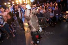 Stekos Fight Night - Postpalast - Kickboxen - Boxen - K1 - WKU Weltmeisterschaft Thaiboxen - Titelverteidiger Dardan David Morina (GER) weisse Handschuhe gegen Kamon Chetphaophan (THA), schwarze Handschuhe, Sieger Morina, Einmarsch