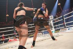 Stekos Fight Night 2018 - Kickboxen - Weltmeisterschaft - WKU - Lowkick - Marie Lang (GER) gegen Rebeka Szendrei (HUN) - Siegerin nach Punkten Maria Lang, Marie Lang rechts