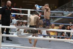 Kickboxen - WM Kampf ISKA - K1 - 59 Kg - blaue Hose Herrausforderer Szajko Jan vom Kickboxtempel Ingolstadt - schwarze Hose amtierender Weltmeister Hosseini Qurban vom Iron Fist Gym Vienna - Foto: Jürgen Meyer