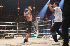 Stekos Fight Night 2018 - Kickboxen - Weltmeisterschaft - Thaiboxen, WKU Verband, bis 95 kg, Michael Smilok (GER) gegen Herausforderer Enver Sljiver (SUI), Sieger durch KO Michael Smolik, Michael Smolik Jubel Sieg, rechts Mladen Steko