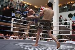 Kickboxen - WM Kampf ISKA - K1 - 59 Kg - blaue Hose Herrausforderer Szajko Jan vom Kickboxtempel Ingolstadt - schwarze Hose amtierender Weltmeister Hosseini Qurban vom Iron Fist Gym Vienna - Foto: Jürgen Meyer