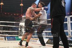 Stekos Fight Night 2018 - Kickboxen - Weltmeisterschaft - Thaiboxen, WKU Verband, bis 95 kg, Michael Smilok (GER) gegen Herausforderer Enver Sljiver (SUI), Sieger durch KO Michael Smolik, Michael Smolik Jubel Sieg, rechts Mladen Steko