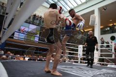 Kickboxen - WM Kampf ISKA - K1 - 59 Kg - blaue Hose Herrausforderer Szajko Jan vom Kickboxtempel Ingolstadt - schwarze Hose amtierender Weltmeister Hosseini Qurban vom Iron Fist Gym Vienna - Foto: Jürgen Meyer