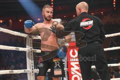 Stekos Fight Night 2018 - Kickboxen - Weltmeisterschaft - WKU Weltmeisterschaft Thaiboxen bis 76 kg, David Dardan Morina (GER) gegen Christian Guiderdone (ITA), Punktsieger Morina, Dardan Morina wird vom Schiedsrichter gebremst